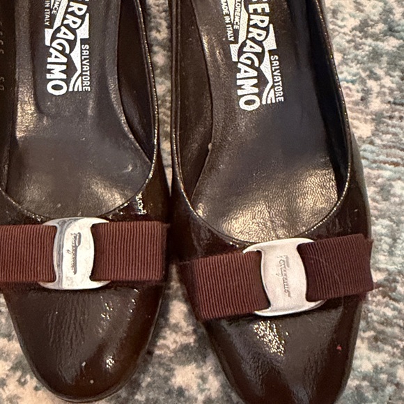FERRAGAMO Vara Logo Bow Brown Patent Heel Pumps 8B - Picture 2 of 6